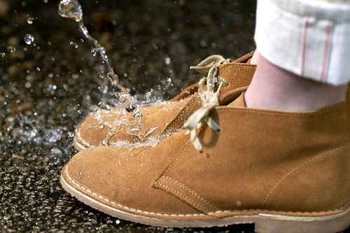 обувь обработанная средством от промокания отталкивает воду